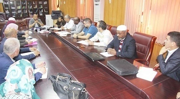 اجتماع بيداغوجي لمدير الجامعة مع الطاقم الإداري لكلية الآداب واللغات