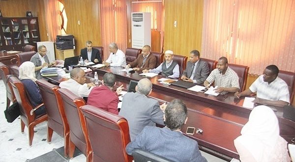 اجتماع بيداغوجي لمدير مع الطاقم الإداري لكلية العلوم الاجتماعية والإنسانية